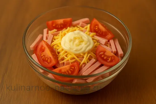 Салат с ветчиной и сухариками - сытный, сочный и быстрый - шаг 5 (изображение)