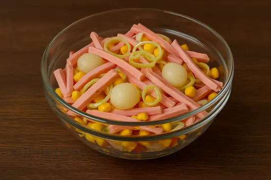 Салат «Фермерский» с колбасой, кукурузой и лечо - шаг 4 (изображение)