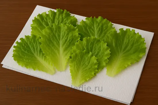 Салат из моркови с сыром и чесноком в листьях салата - шаг 1 (изображение)
