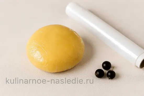 Песочные корзиночки со смородиновой начинкой и воздушным кремом - шаг 2 (изображение)