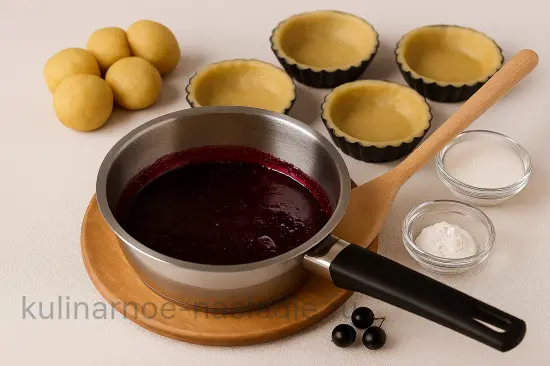 Песочные корзиночки со смородиновой начинкой и воздушным кремом - шаг 5 (изображение)