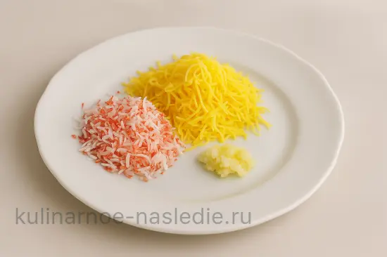 Зеленые роллы с крабовыми палочками и сыром - шаг 2 (изображение)