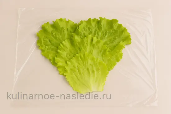 Зеленые роллы с крабовыми палочками и сыром - шаг 4 (изображение)
