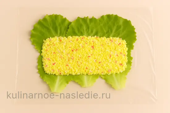 Зеленые роллы с крабовыми палочками и сыром - шаг 5 (изображение)