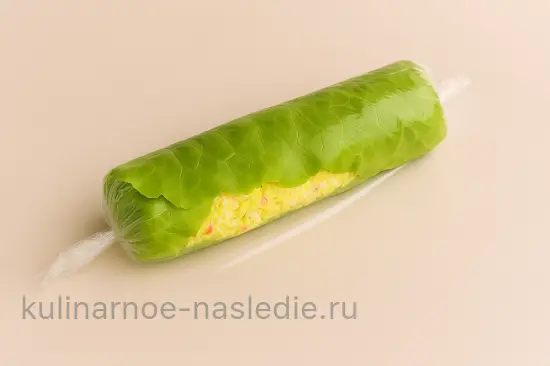 Зеленые роллы с крабовыми палочками и сыром - шаг 6 (изображение)