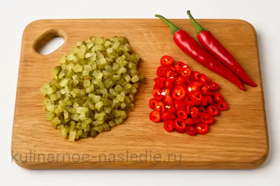 Острый белый соус с маринованными огурчиками и чили - шаг 1 (изображение)