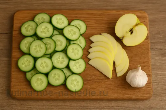 Огуречный салат с яблоками и сельдереем на зиму - шаг 1 (изображение)