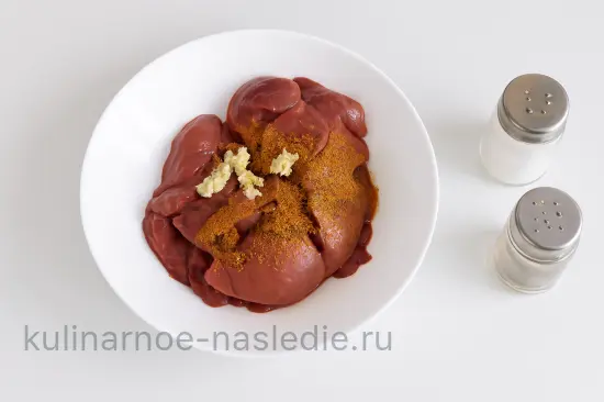 Рулетики из свинины с куриной печенью и соленым огурчиком - шаг 2 (изображение)