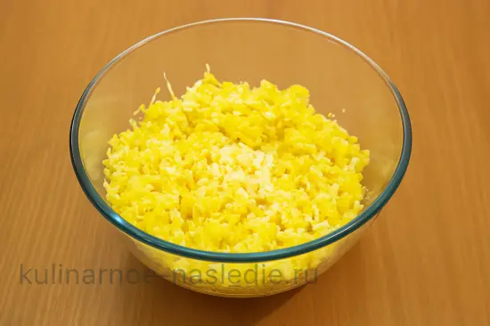 Салат с сыром и ананасами - шаг 4 (изображение)