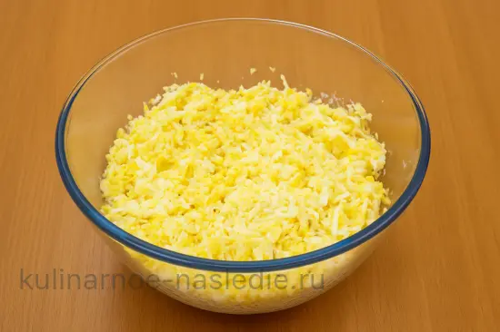 Салат с сыром и ананасами - шаг 5 (изображение)