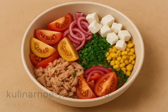 Салат с сухариками, тунцом, помидорами и фетой - шаг 3 (изображение)