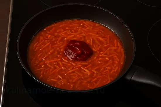 Сборная мясная солянка с колбасой и копчёностями - шаг 3 (изображение)
