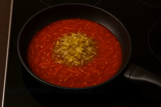 Сборная мясная солянка с колбасой и копчёностями - шаг 4 (изображение)