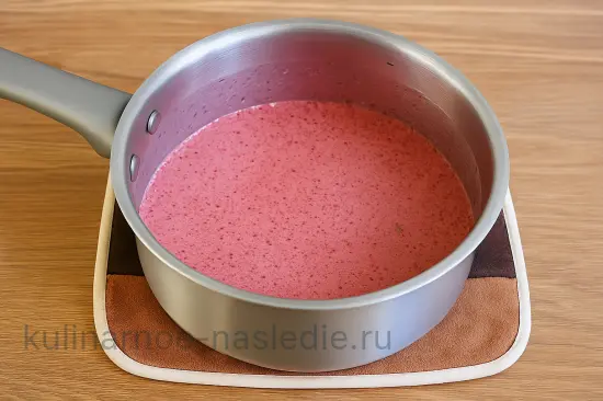 Торт-суфле с бананом, клубникой и овсяным коржом без выпечки - шаг 4 (изображение)