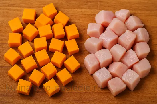 Сочная запечённая тыква с курицей и розмарином - шаг 1 (изображение)