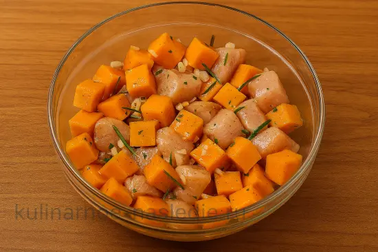 Сочная запечённая тыква с курицей и розмарином - шаг 2 (изображение)