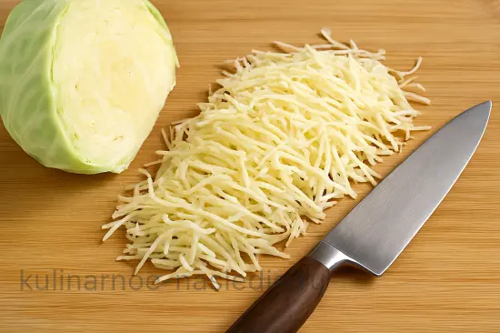 Быстрая маринованная капуста с перцем и луком - шаг 1 (изображение)
