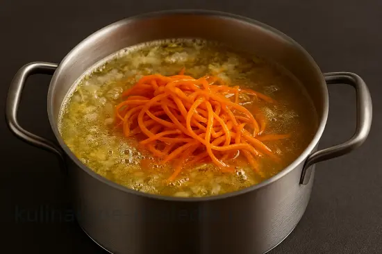 Куриный суп с манкой и морковкой по-корейски - шаг 3 (изображение)
