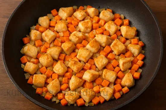 Сырный крем-суп с брокколи и курицей - шаг 2 (изображение)