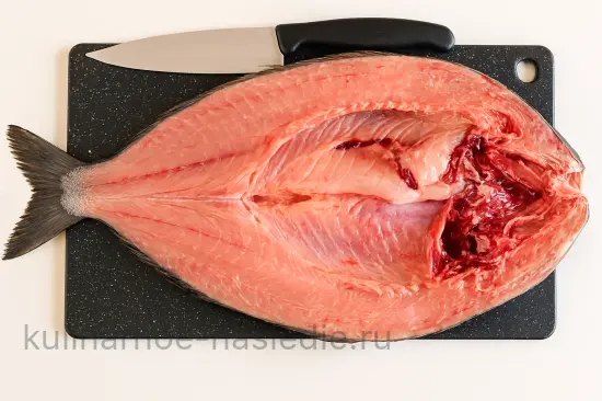 Карп запеченный по-кубански с сыром и помидорами - шаг 2 (изображение)