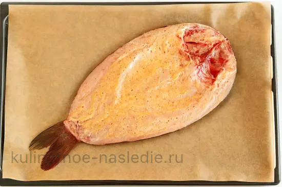 Карп запеченный по-кубански с сыром и помидорами - шаг 4 (изображение)