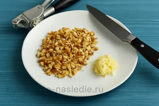 Помидоры с сырно-ореховой начинкой - шаг 3 (изображение)