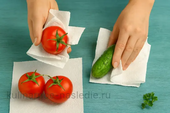 Брускетты с сальсой из свежих овощей - шаг 1 (изображение)