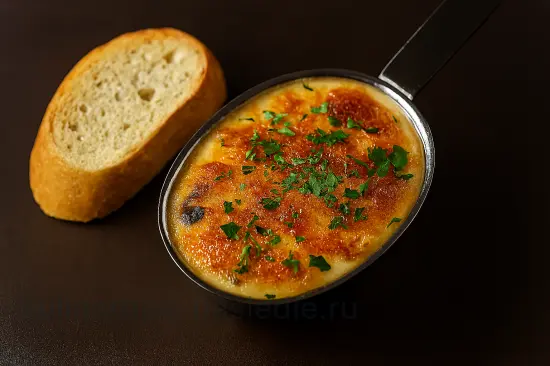 Жульен с курицей и грибами в сливочном соусе - шаг 8 (изображение)