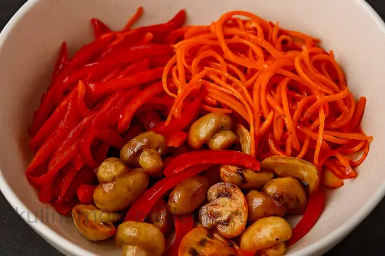 Мясной салат с грибами - шаг 3 (изображение)