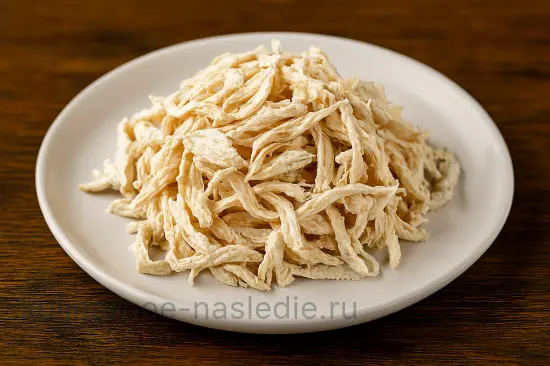 Куриный салат с черносливом и грецкими орехами - шаг 1 (изображение)