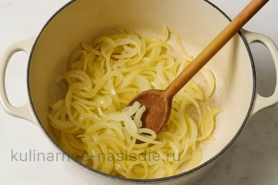 Луковый суп по-французски с сырной корочкой - шаг 1 (изображение)