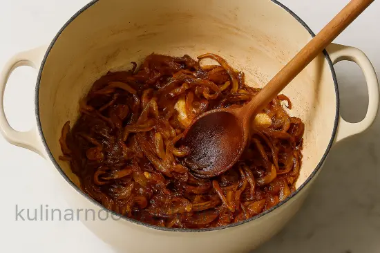 Луковый суп по-французски с сырной корочкой - шаг 2 (изображение)