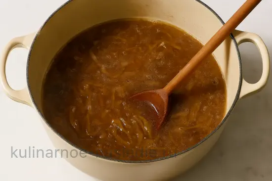 Луковый суп по-французски с сырной корочкой - шаг 3 (изображение)