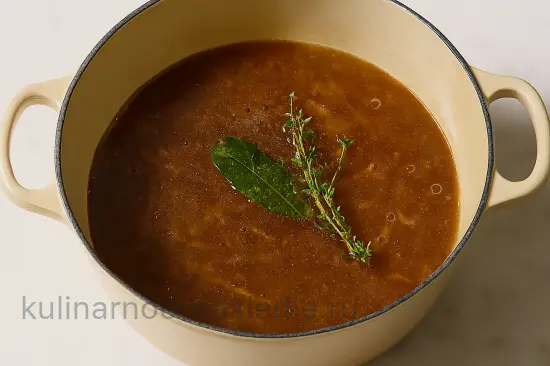 Луковый суп по-французски с сырной корочкой - шаг 4 (изображение)