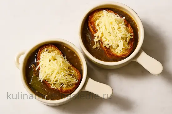 Луковый суп по-французски с сырной корочкой - шаг 5 (изображение)