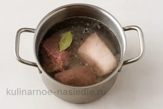 Солянка сборная мясная с копченостями - шаг 1 (изображение)