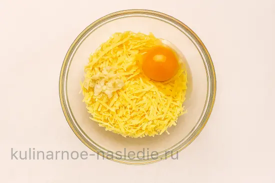 Огуречные лодочки с сырной начинкой и запечённой грудинкой - шаг 2 (изображение)