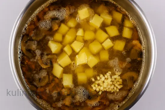 Грибной суп из шампиньонов - шаг 3 (изображение)