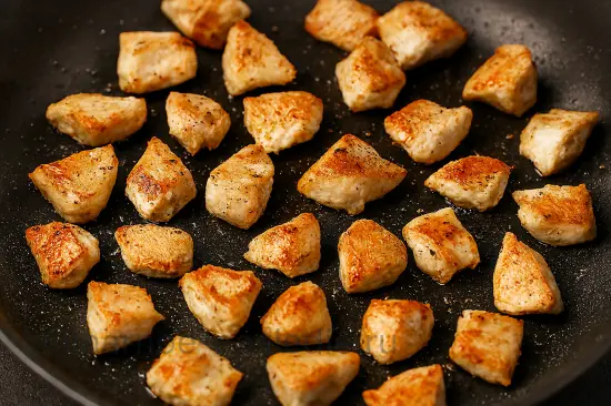 Домашняя пицца с курицей, грибами и сливочным соусом - шаг 2 (изображение)
