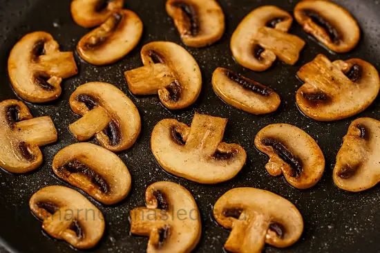 Домашняя пицца с курицей, грибами и сливочным соусом - шаг 3 (изображение)