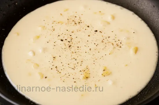 Домашняя пицца с курицей, грибами и сливочным соусом - шаг 4 (изображение)