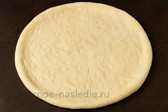 Домашняя пицца с курицей, грибами и сливочным соусом - шаг 5 (изображение)