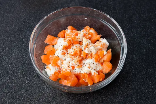 Онигири с лососем и сливочным сыром - шаг 2 (изображение)