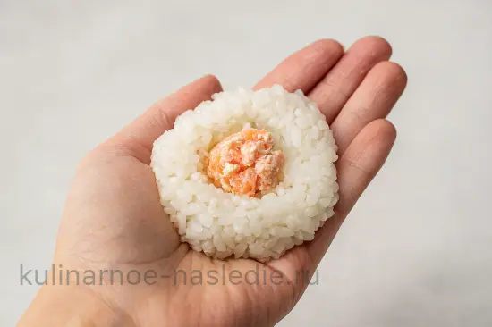 Онигири с лососем и сливочным сыром - шаг 5 (изображение)