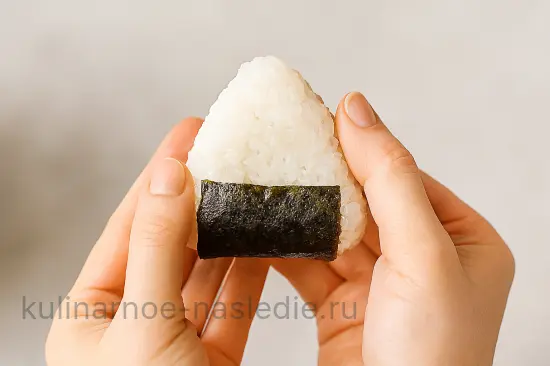 Онигири с лососем и сливочным сыром - шаг 7 (изображение)