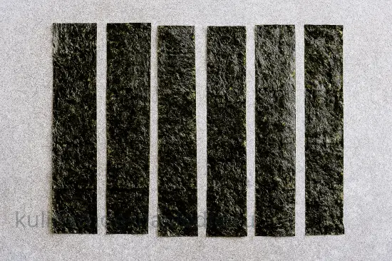 Онигири с тунцом и майонезом - шаг 4 (изображение)