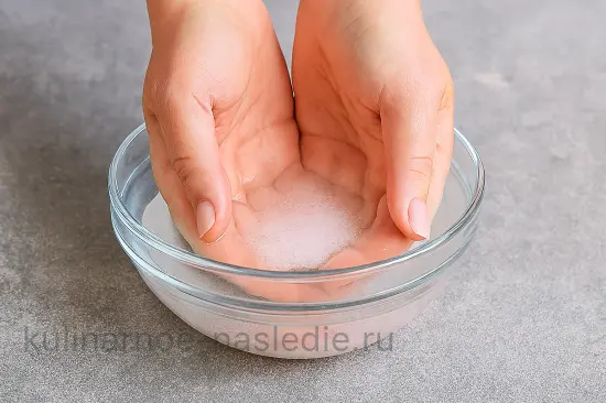 Онигири с тунцом и майонезом - шаг 5 (изображение)