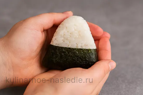 Онигири с тунцом и майонезом - шаг 9 (изображение)