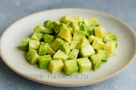 Вегетарианские онигири с авокадо и огурцом - шаг 2