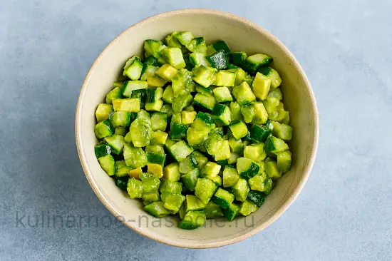 Вегетарианские онигири с авокадо и огурцом - шаг 3